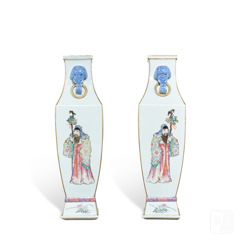 A pair of famille-rose 'figures' vases, Republican period | 民國 粉彩人物四方瓶一對 《大清乾隆年製》仿款 - 图5